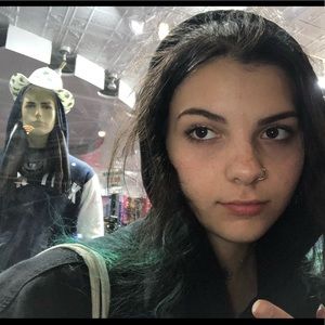 Meet your Posher, Leila